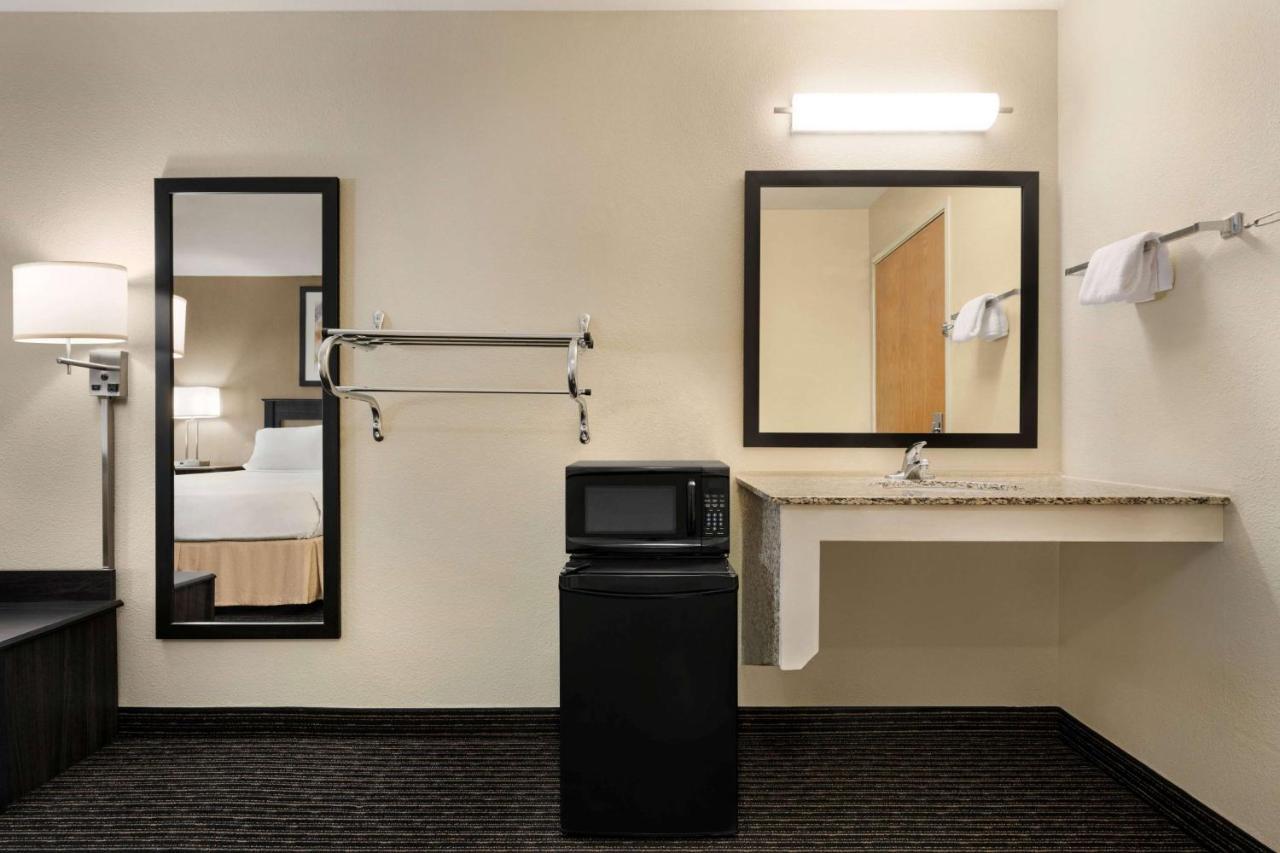 Baymont By Wyndham Hotel